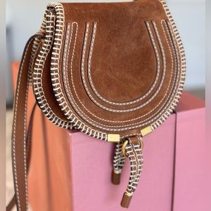 Chloé Marcie Small Crossbody Bag - Tan

Suede Calfskin, Stitched 

FLAWLESS